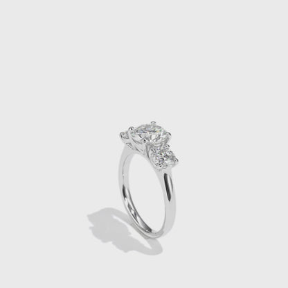 圓形與橢圓形三鑽培育鑽石戒指