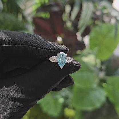 橢圓形和水滴形三鑽培育鑽石戒指