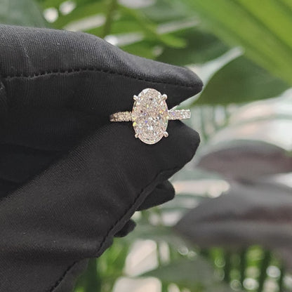 橢圓形鑲鑽培育鑽石戒指