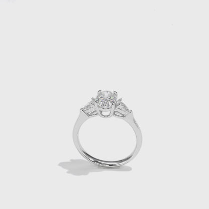 橢圓形和水滴形三鑽培育鑽石戒指